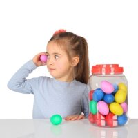 Rassel-Eier, Kind rasselt und lauscht
