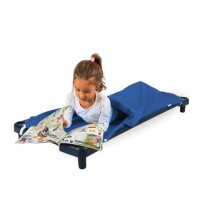 Schlafsack mit Kind auf Stapelliege