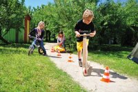 Markierungskegel orange/weiss mit Kindern