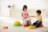 Kinder sitzen auf den gestapelten Steinen