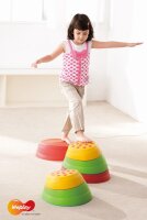 Kind balanciert auf 3-fach Turm